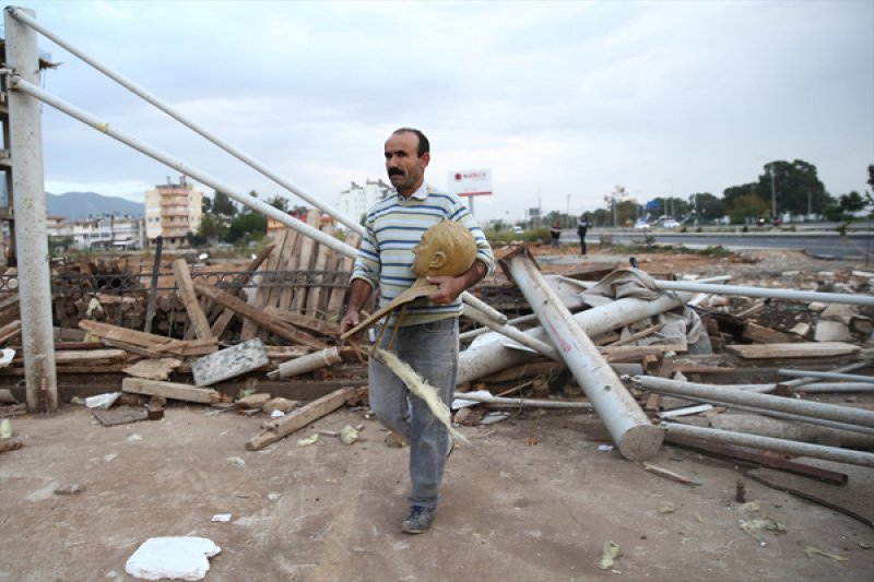 Antalya'da hortum ortalığı savaş alanına çevirdi 10