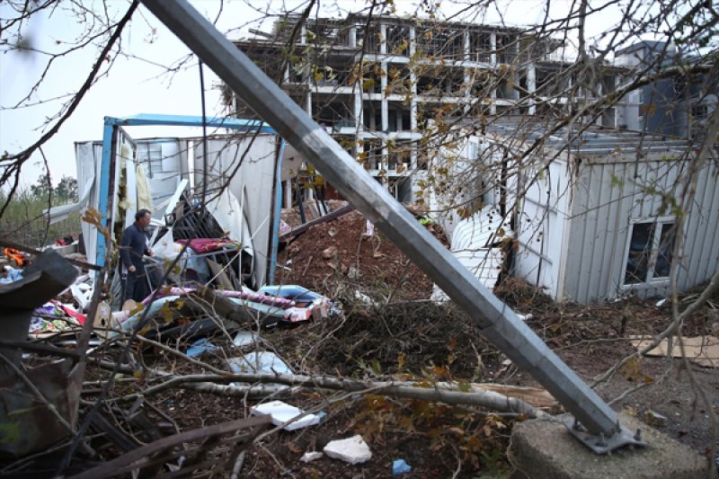 Antalya'da hortum ortalığı savaş alanına çevirdi 12