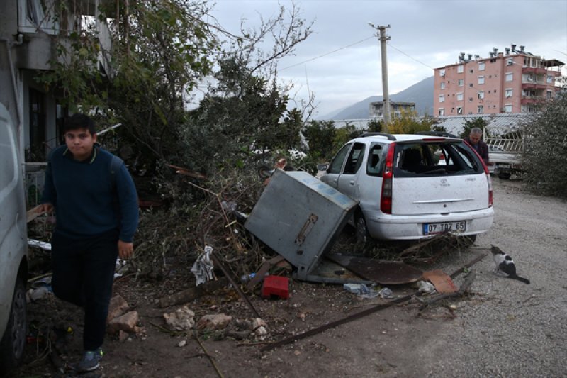 Antalya'da hortum ortalığı savaş alanına çevirdi 14