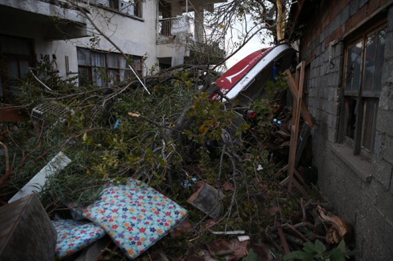 Antalya'da hortum ortalığı savaş alanına çevirdi 15