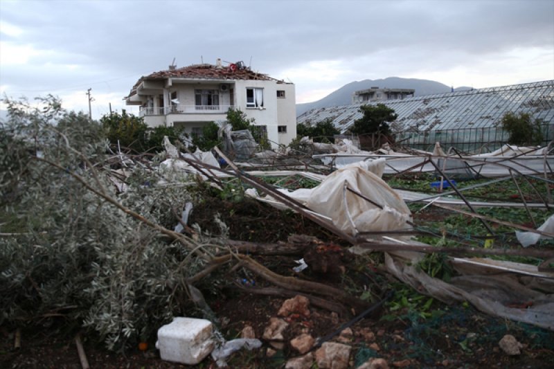 Antalya'da hortum ortalığı savaş alanına çevirdi 16