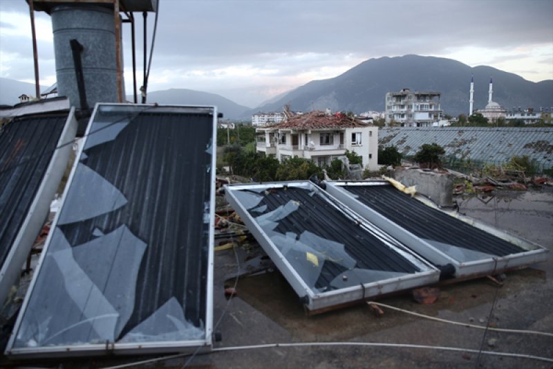 Antalya'da hortum ortalığı savaş alanına çevirdi 17