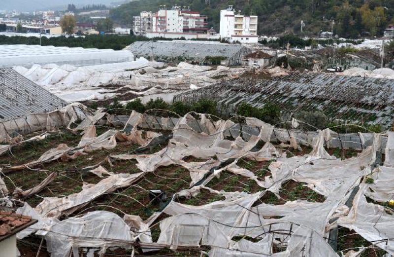 Antalya'da hortum ortalığı savaş alanına çevirdi 18