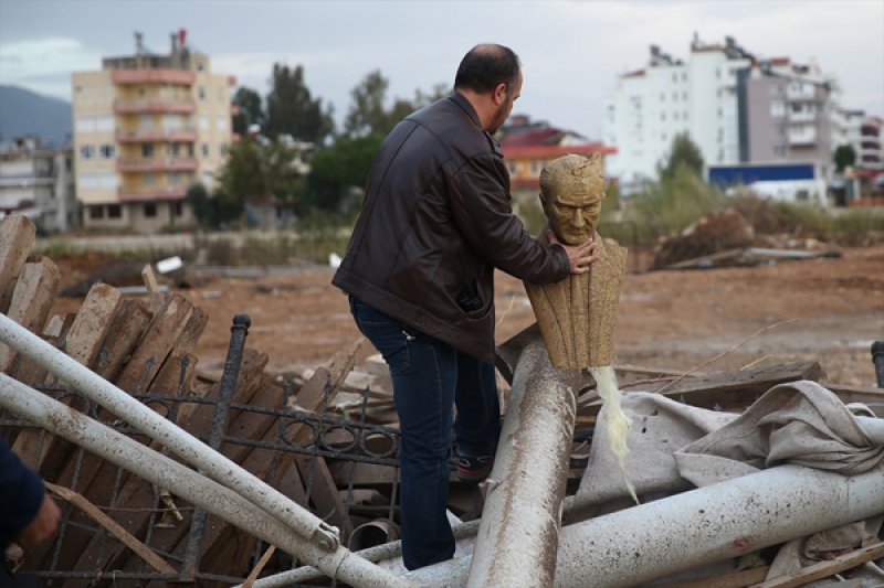 Antalya'da hortum ortalığı savaş alanına çevirdi 8