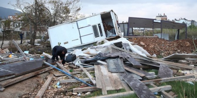 Antalya'da hortum ortalığı savaş alanına çevirdi