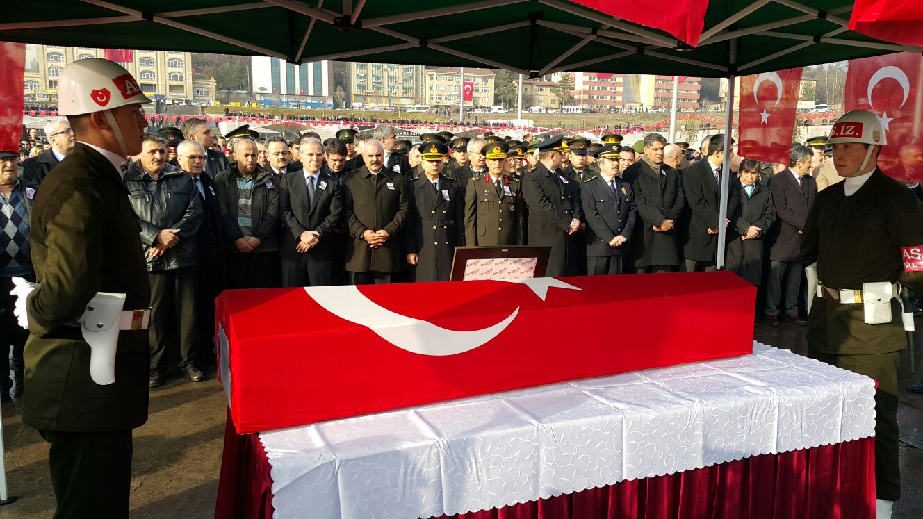 Afrin şehidini benlerce kişi son yolculuğuna uğurladı 9