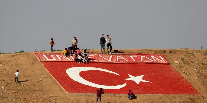 Çobanın yaptığı dev Türk Bayrağına yoğun ilgi