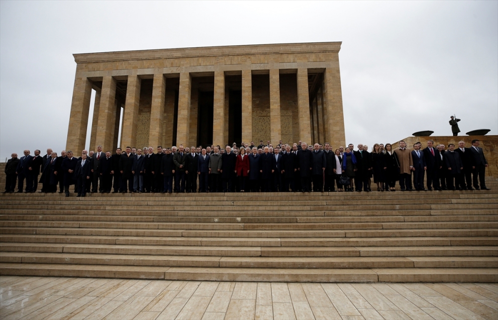 MHP Heyeti Anıtkabir'de 12