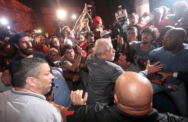 Brezilya eski devlet başkanı Luiz Inacio Lula da Silva polise teslim old 1