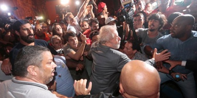 Brezilya eski devlet başkanı Luiz Inacio Lula da Silva polise teslim old