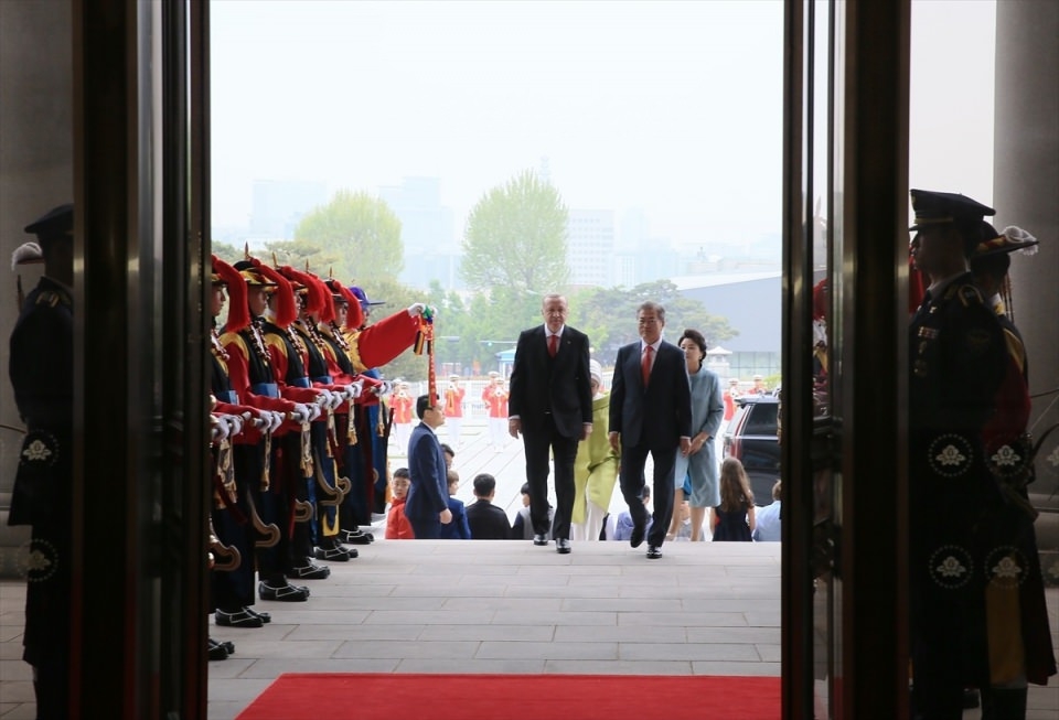 Cumhurbaşkanı Erdoğan Güney Kore'de beyaz eldiven taktı 1