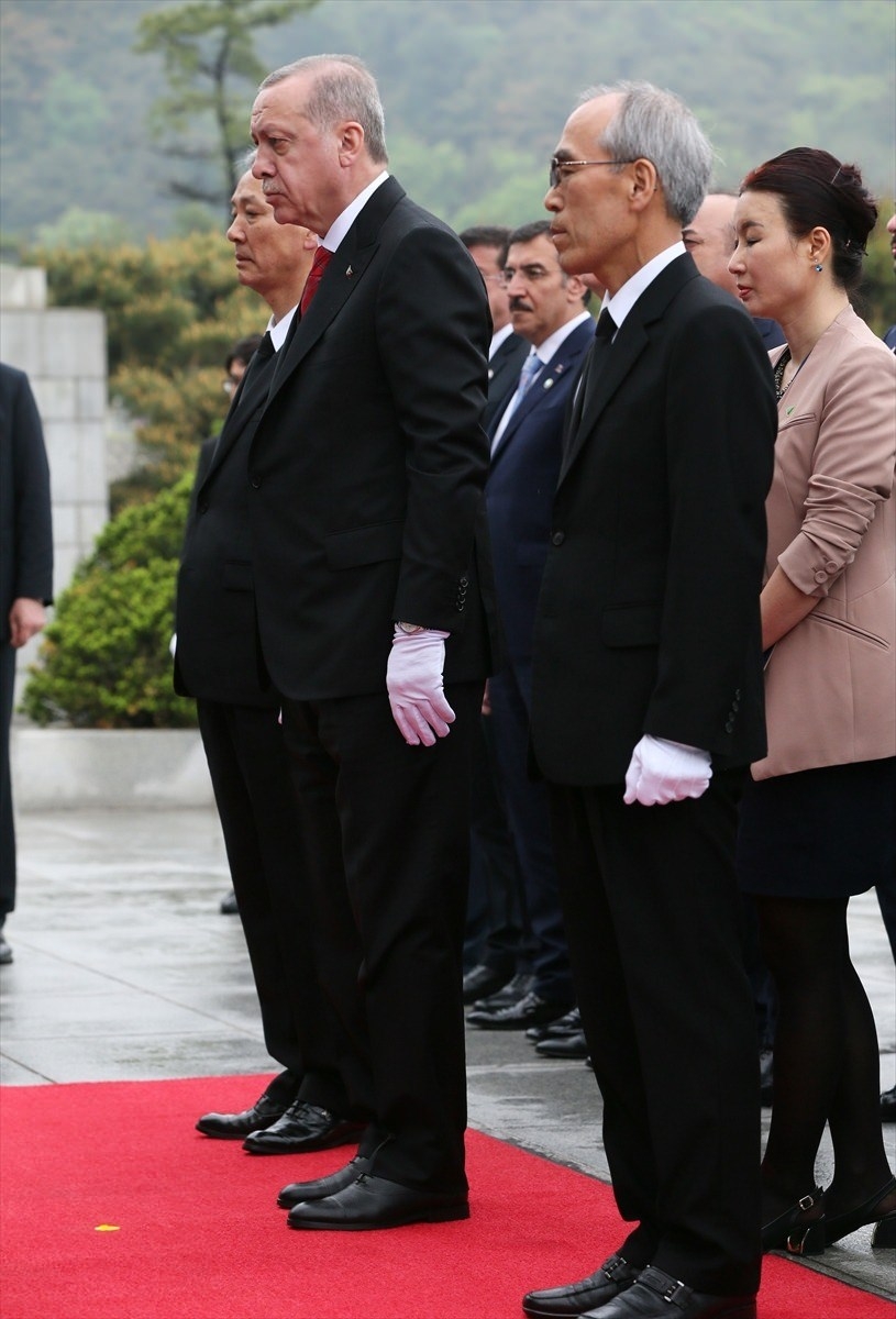 Cumhurbaşkanı Erdoğan Güney Kore'de beyaz eldiven taktı 35