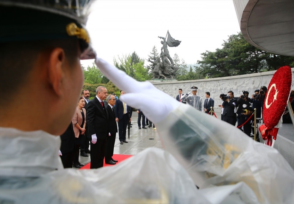 Cumhurbaşkanı Erdoğan Güney Kore'de beyaz eldiven taktı 4