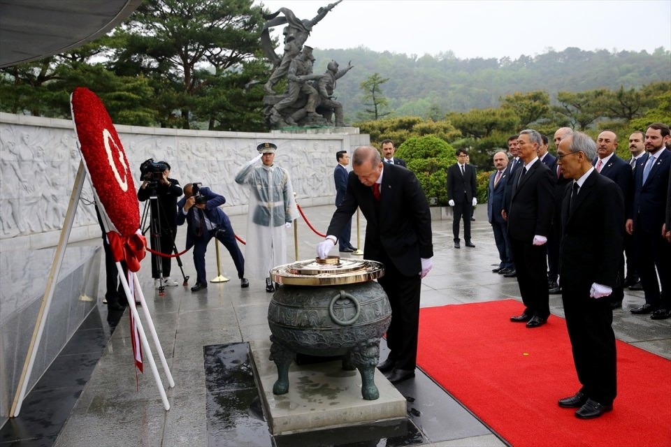 Cumhurbaşkanı Erdoğan Güney Kore'de beyaz eldiven taktı 45