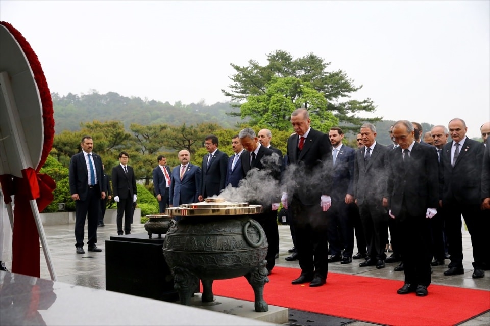 Cumhurbaşkanı Erdoğan Güney Kore'de beyaz eldiven taktı 52