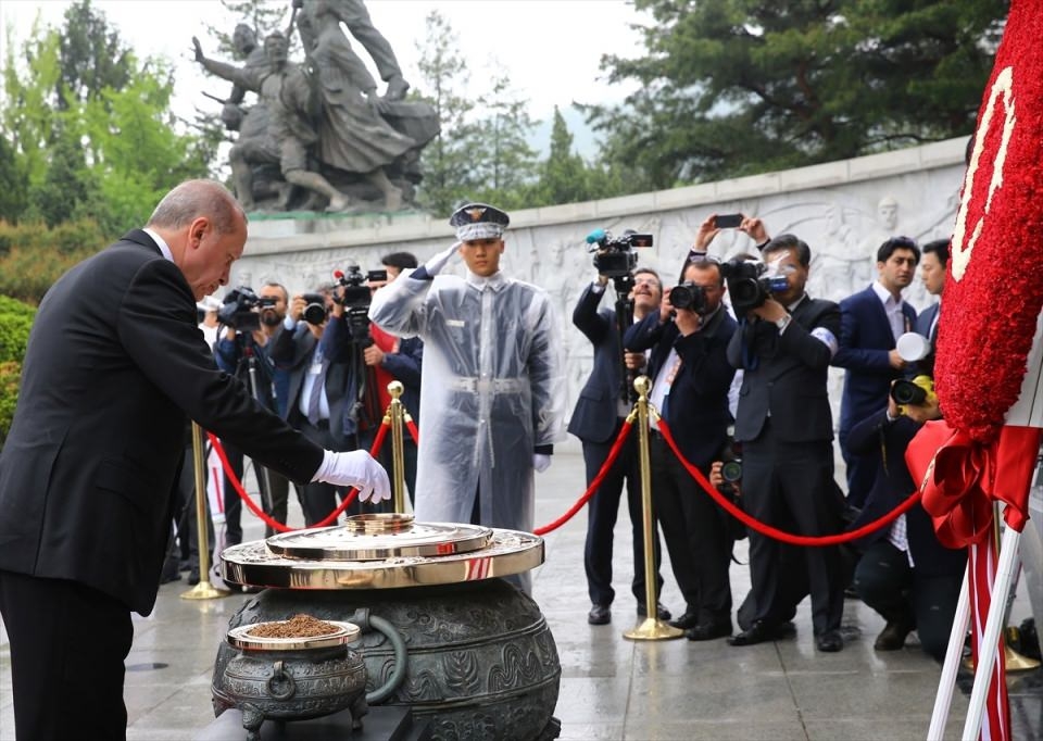 Cumhurbaşkanı Erdoğan Güney Kore'de beyaz eldiven taktı 56