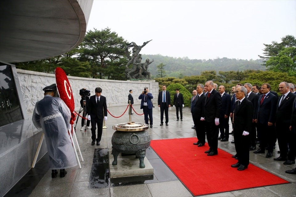 Cumhurbaşkanı Erdoğan Güney Kore'de beyaz eldiven taktı 60