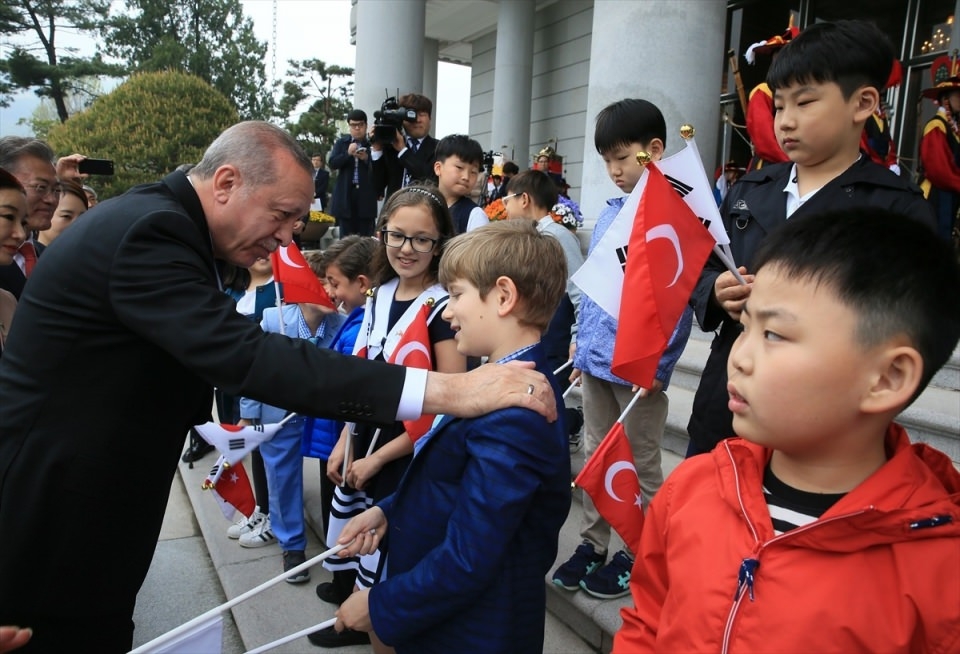 Cumhurbaşkanı Erdoğan Güney Kore'de beyaz eldiven taktı 7