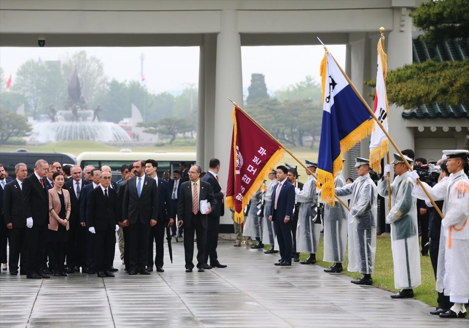 Cumhurbaşkanı Erdoğan Güney Kore'de beyaz eldiven taktı 9