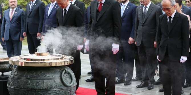 Cumhurbaşkanı Erdoğan Güney Kore'de beyaz eldiven taktı