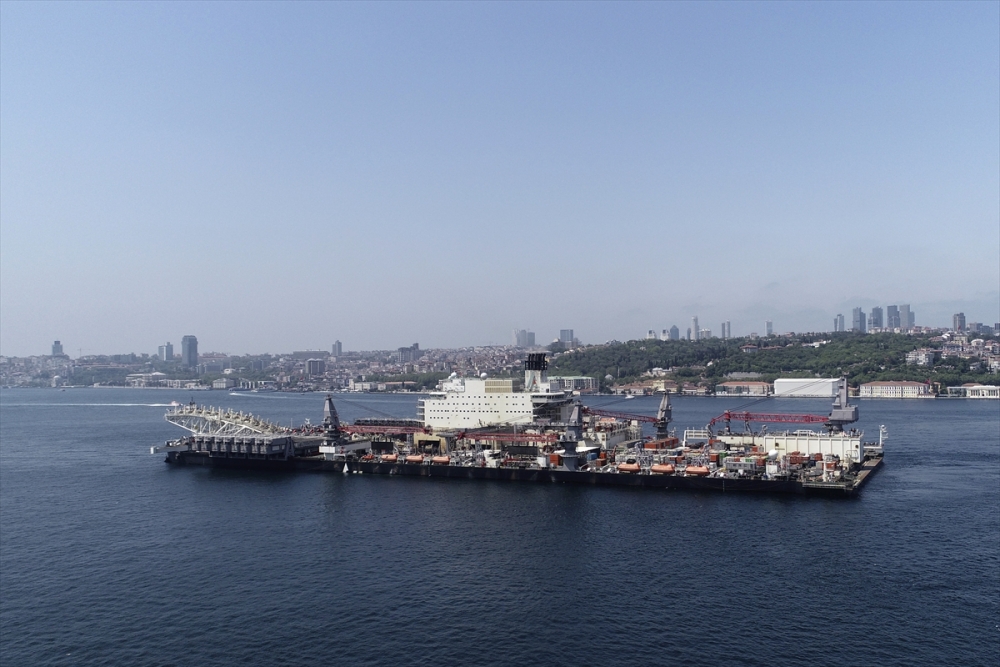 Pioneering Spirit, İstanbul Boğazı'ndan geçti 10