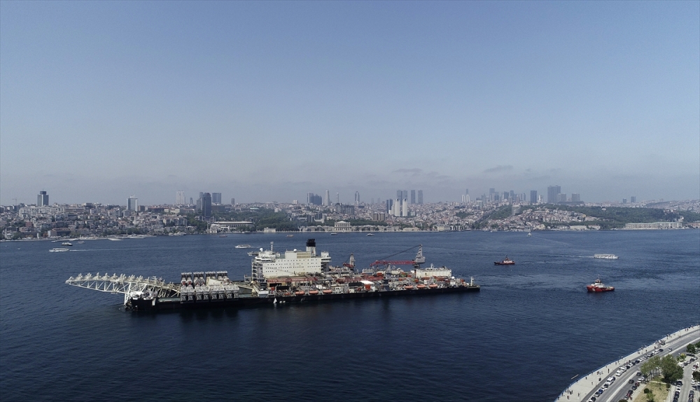 Pioneering Spirit, İstanbul Boğazı'ndan geçti 12