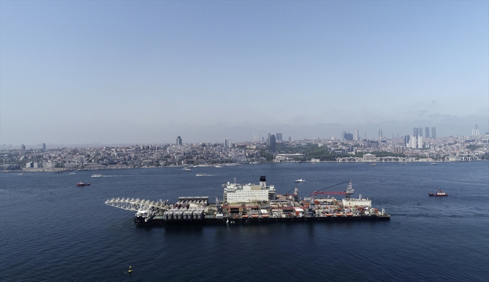 Pioneering Spirit, İstanbul Boğazı'ndan geçti 13