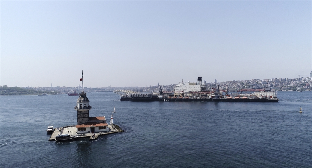 Pioneering Spirit, İstanbul Boğazı'ndan geçti 14