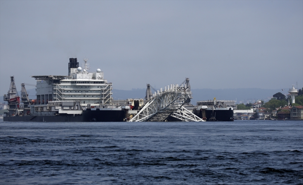 Pioneering Spirit, İstanbul Boğazı'ndan geçti 4