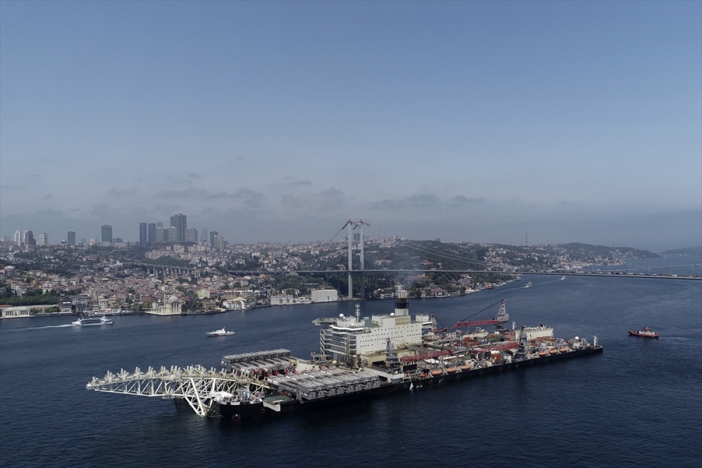 Pioneering Spirit, İstanbul Boğazı'ndan geçti 8