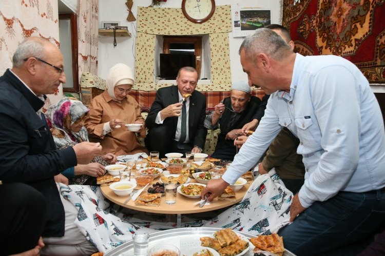 Cumhurbaşkanı Erdoğan, orucunu yer sofrasında açtı 9