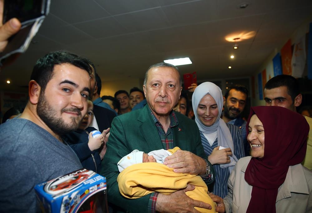 Cumhurbaşkanı Erdoğan'dan seçim bürosuna sürpriz ziyaret! 2