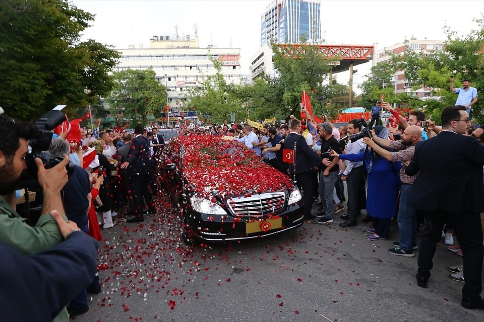 Erdoğan'ı güllerle karşıladılar 10