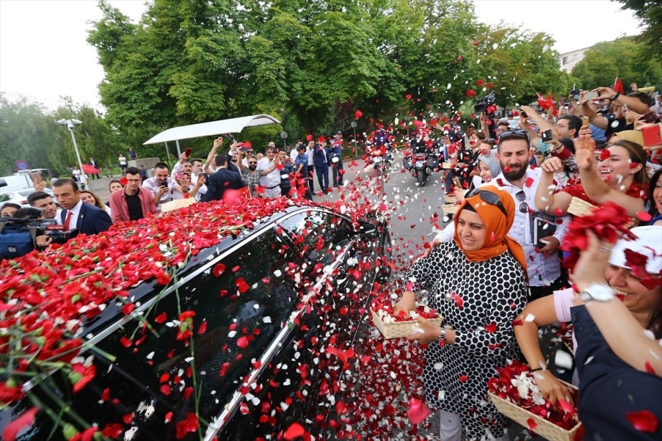 Erdoğan'ı güllerle karşıladılar 14