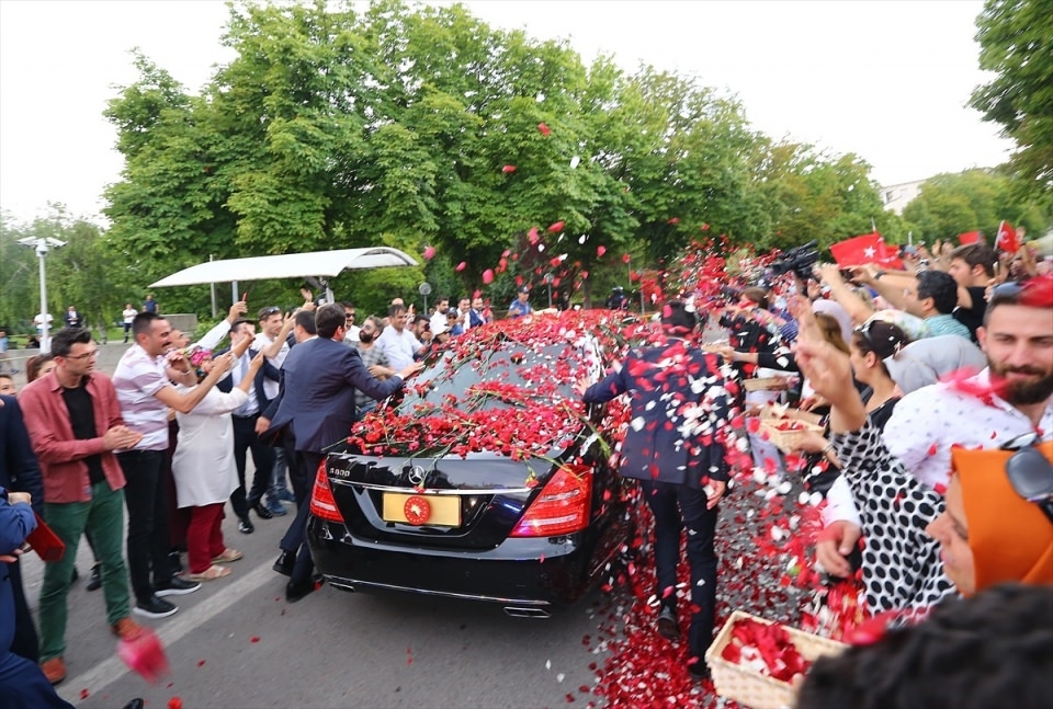 Erdoğan'ı güllerle karşıladılar 15