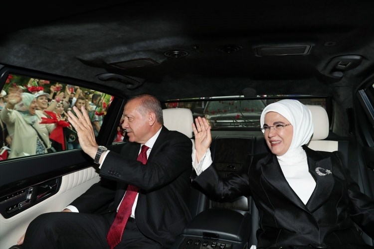 Erdoğan'ı güllerle karşıladılar 2