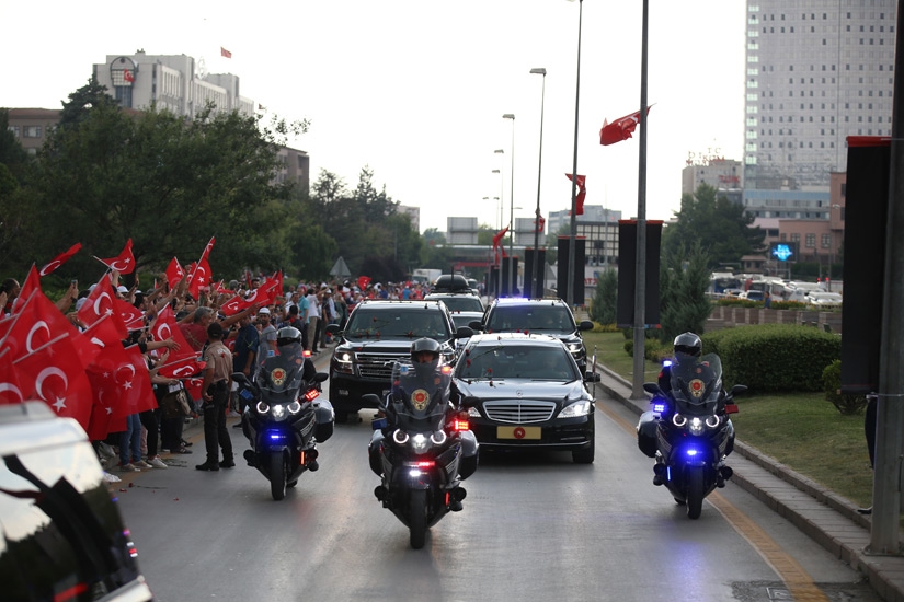 Erdoğan'ı güllerle karşıladılar 24