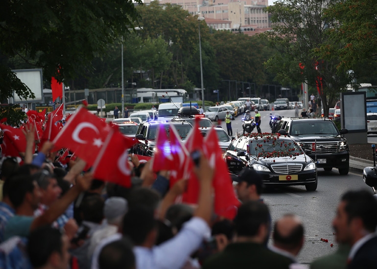 Erdoğan'ı güllerle karşıladılar 27