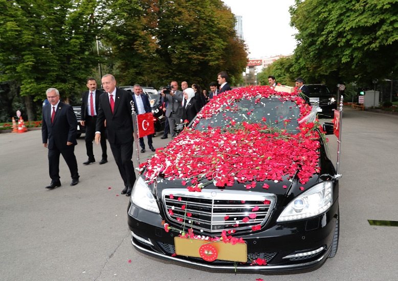 Erdoğan'ı güllerle karşıladılar 30
