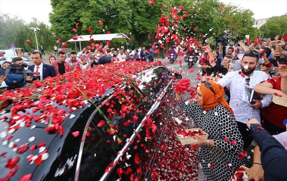 Erdoğan'ı güllerle karşıladılar 9