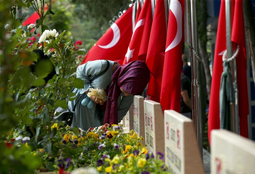 Türkiye  Demokrasi şehitlerini anıyor 11