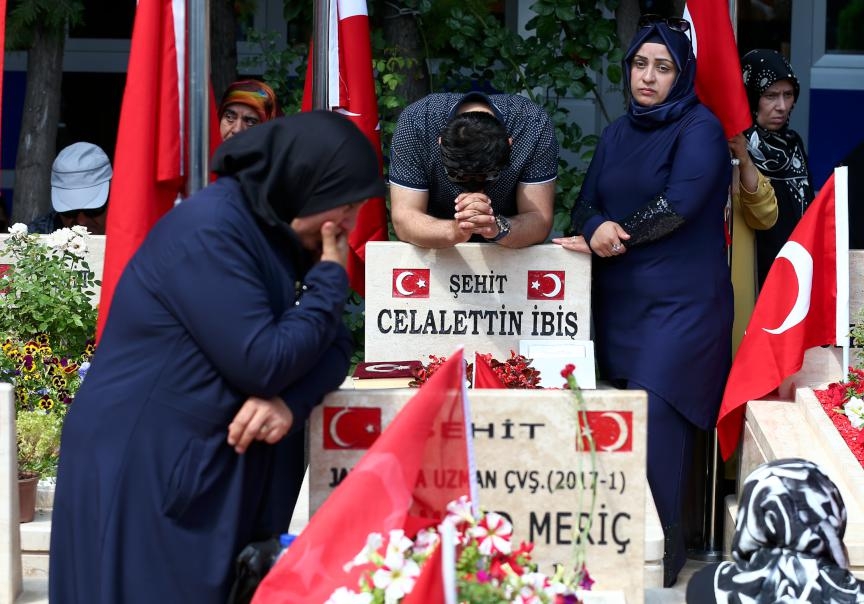 Türkiye  Demokrasi şehitlerini anıyor 9