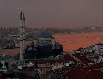İstanbul Boğazı kızıla boyandı! Görenler şaştı kaldı 4