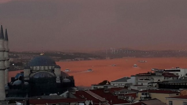 İstanbul Boğazı kızıla boyandı! Görenler şaştı kaldı 5