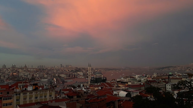 İstanbul Boğazı kızıla boyandı! Görenler şaştı kaldı 6