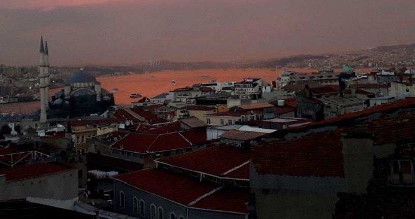 İstanbul Boğazı kızıla boyandı! Görenler şaştı kaldı 9