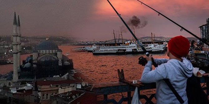İstanbul Boğazı kızıla boyandı! Görenler şaştı kaldı