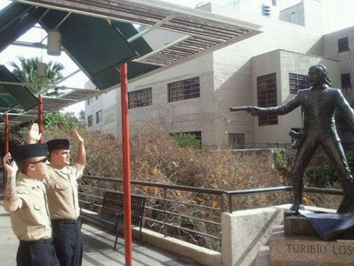 Siz hiç Heykelleri böyle gördünüz mü ? 14