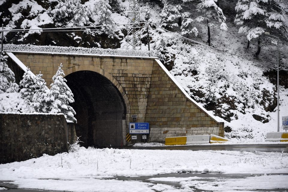 Zigana Dağı'nda muhteşem görüntü!Mevsimin ilk karı... 12