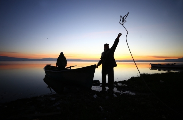 Suğla Gölü'ndeki balıkçıların en büyük yardımcısı eşleri! 1